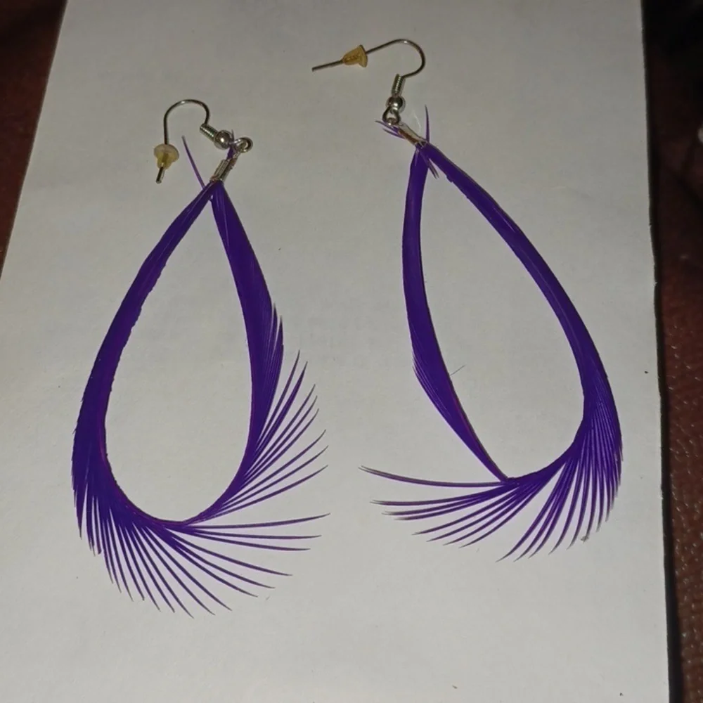 ❤️ Handmade Looped Purple Feather Earrings - Picture 2 of 3